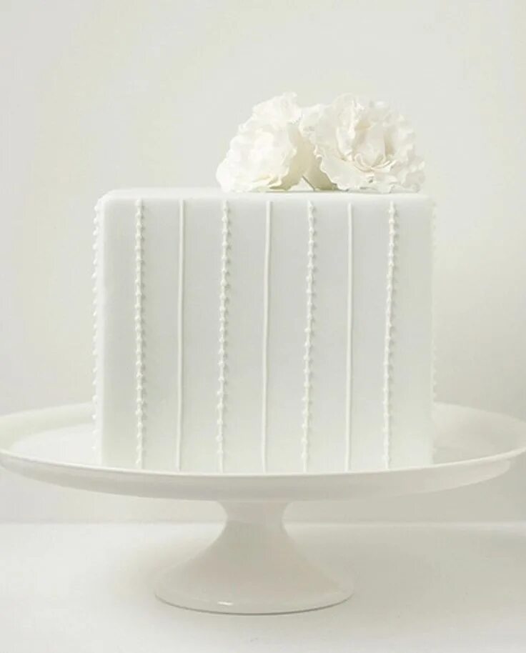 Просто белый торт без декора Pin by Irina Voloshina on White. Белый. Square wedding cakes, Small wedding cake