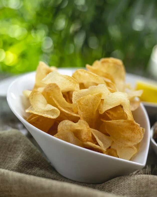 Просто чипсы фото Free Photo Potato chips in a white plate Potato chips, Gourmet snacks, Chips