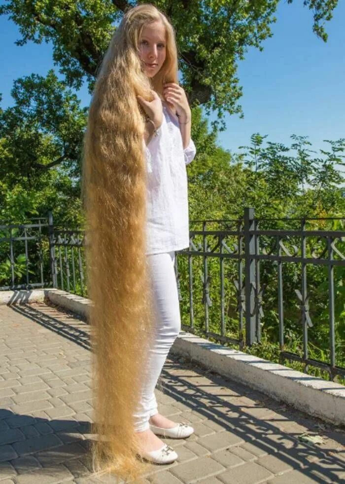 Просто длинные волосы фото Елена Корзенюк, рекордсменка Украины super long hair in 2019 Long hair styles, H