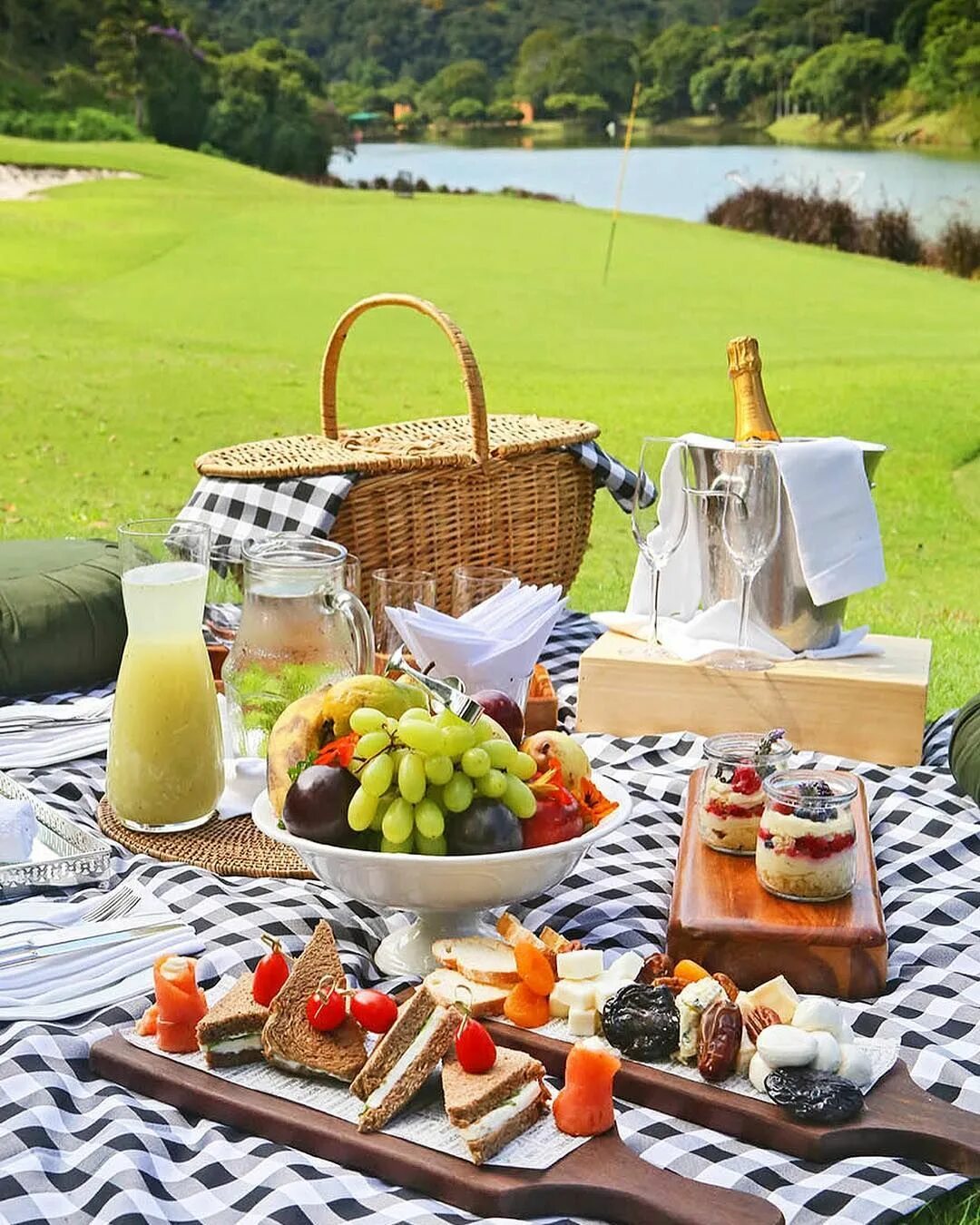 Просто фото пикника Unique Garden Hotel & Spa on Instagram: "Picnic time! #picnic #myuniquegardenexp