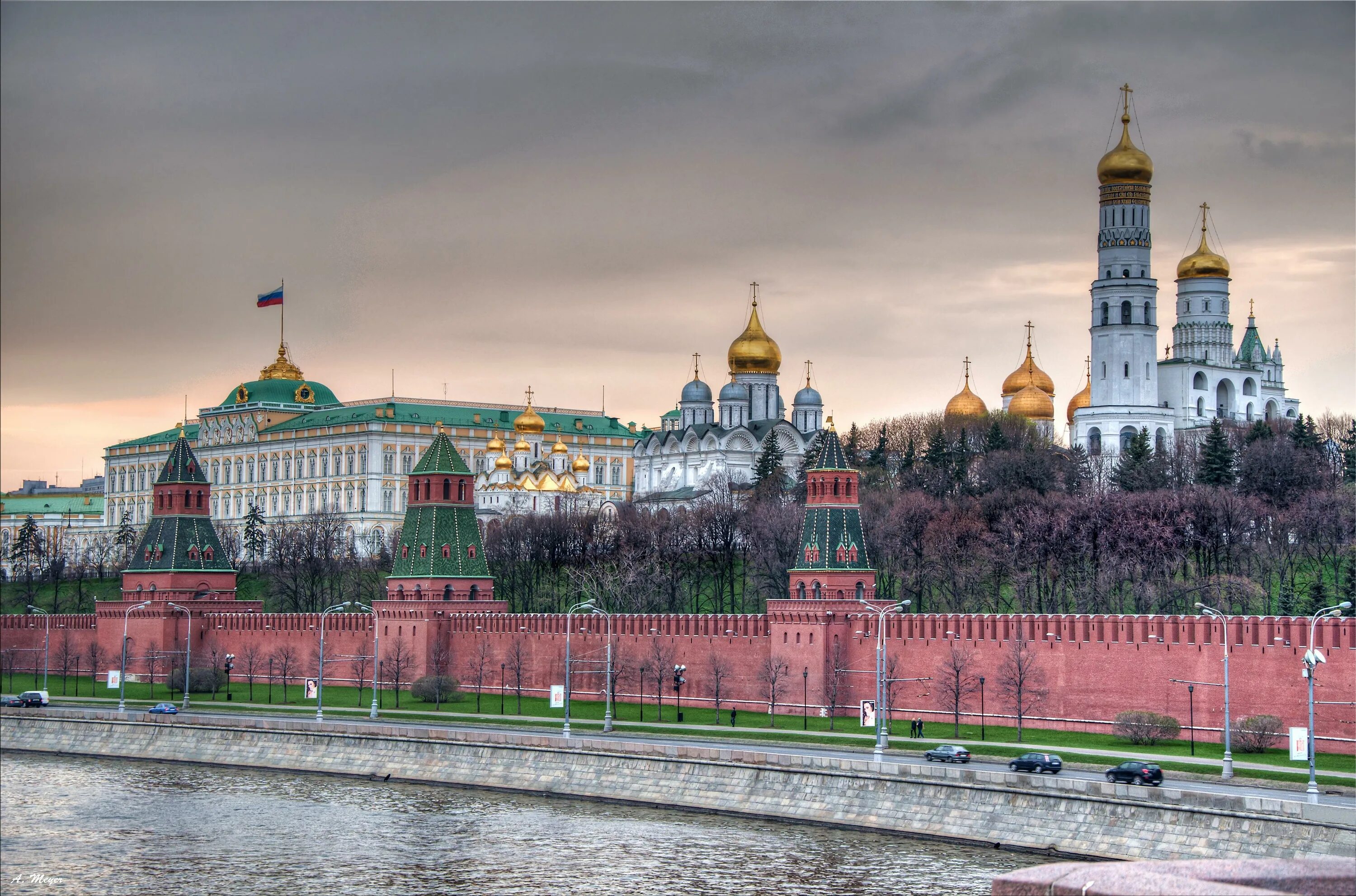 Просто фото россии Download wallpapers and images russia, moscow, kremlin, flag, wall, river, water