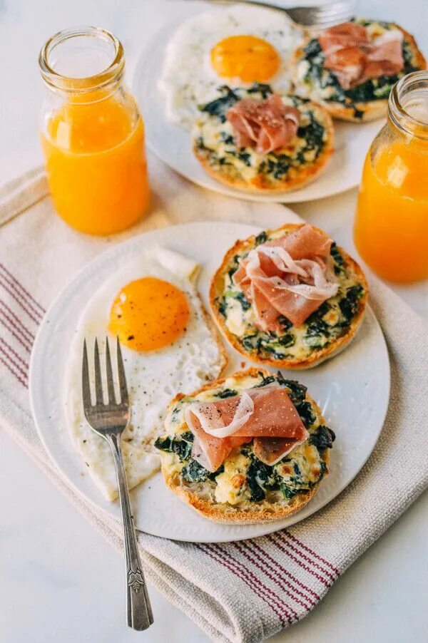 Просто и вкусно фото завтраки Cheesy Kale Prosciutto Brunch Melts with Eggs Recipe Brunch recipes, Healthy bre