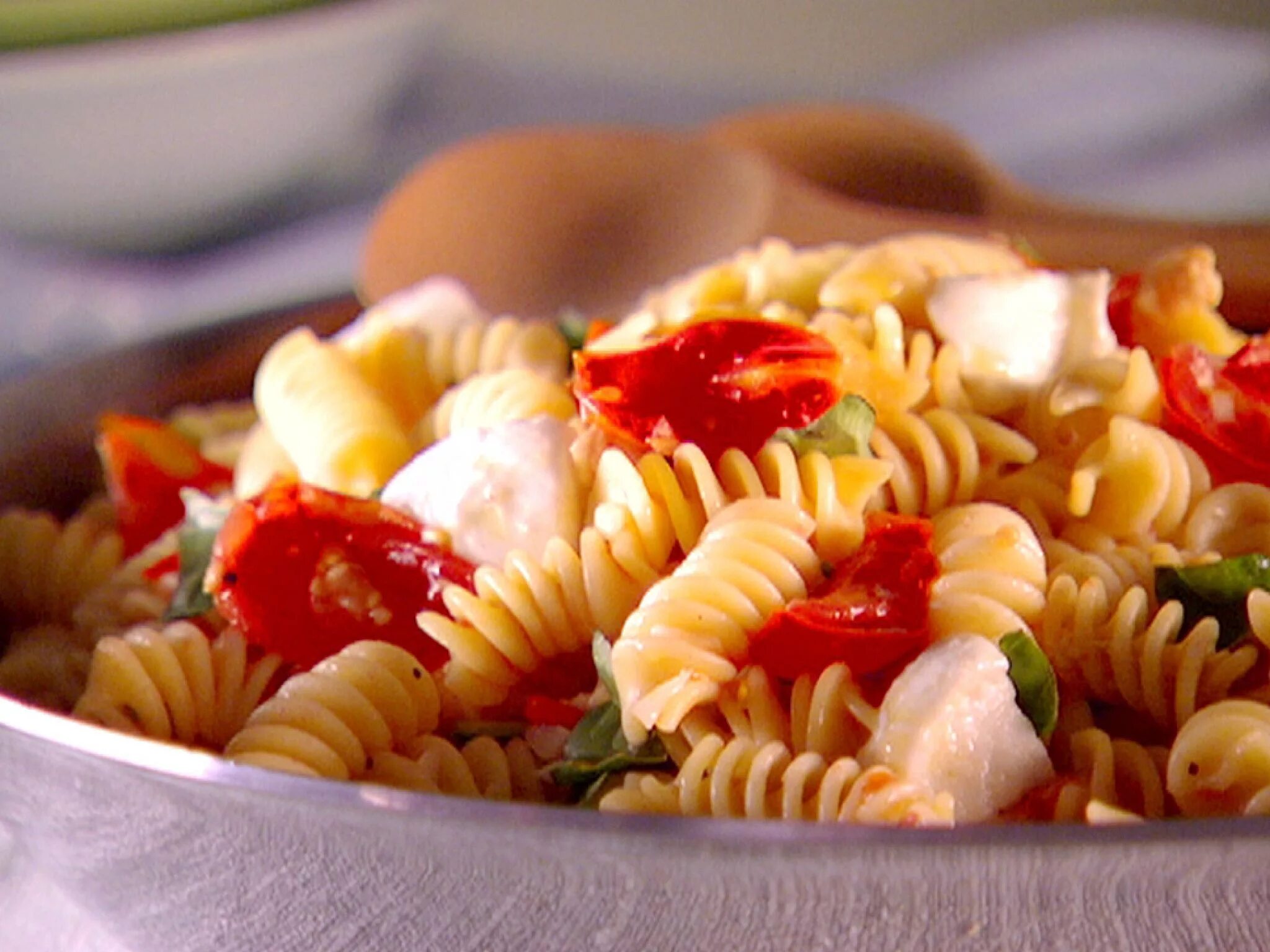 Просто макароны фото Fusilli alla Caprese Recipe Caprese pasta, Caprese pasta salad recipes, Caprese 