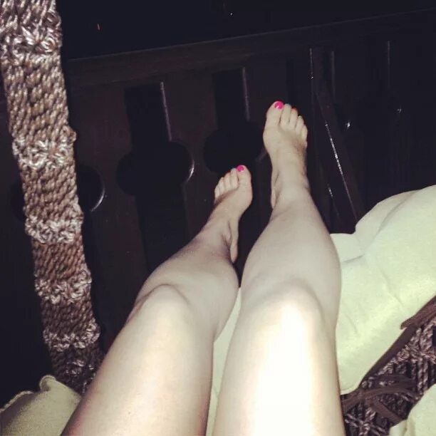 Просто ноги фото Ночь.балкон.гамак.девушка))) #legs# night# summer# girl# me - DRIVE2