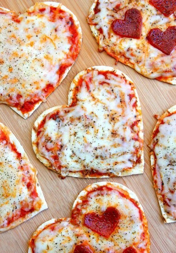 Просто оригинально вкусно с фото Heart Pizzas, Check more at https://baby.cremm.site/heart-pizzas/ Repas amoureux