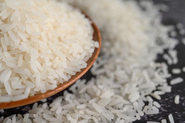 Просто рис фото Free Photo Milled rice in a bowl and a wooden spoon on the black cement floor. R