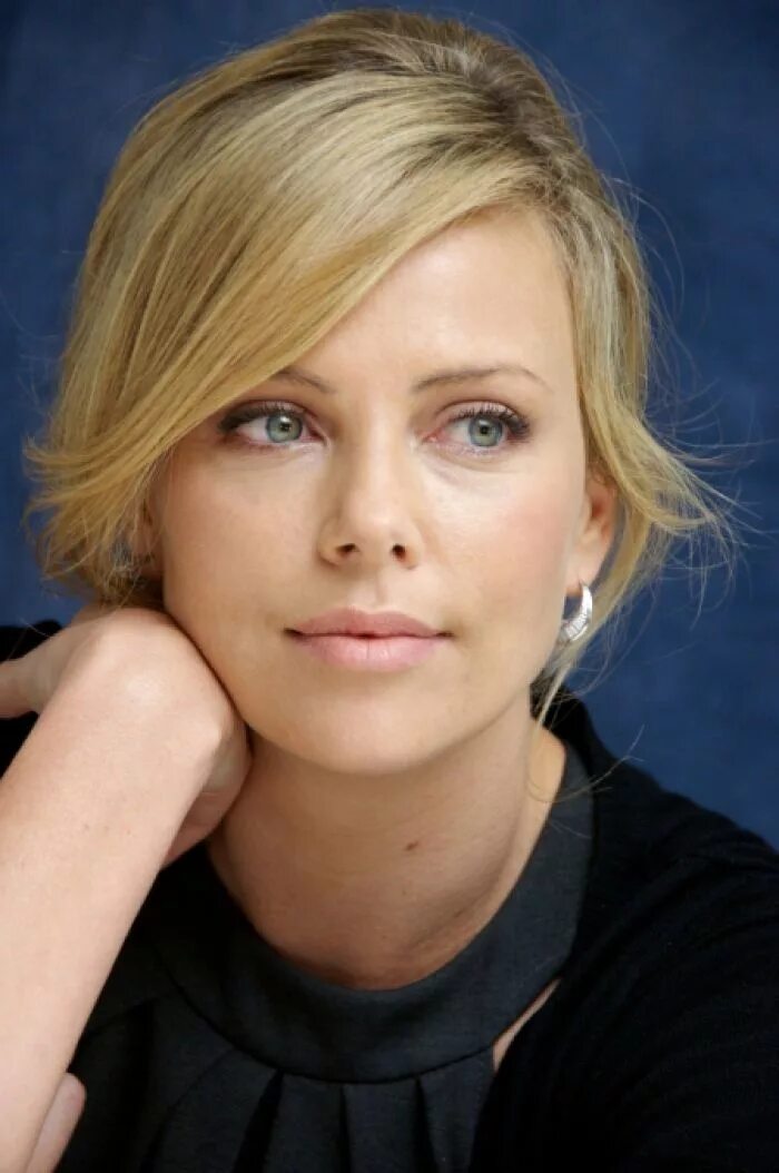 Простое фото актрисы Pin on Hair Charlize theron hair, Charlize theron short hair, Charlize theron os