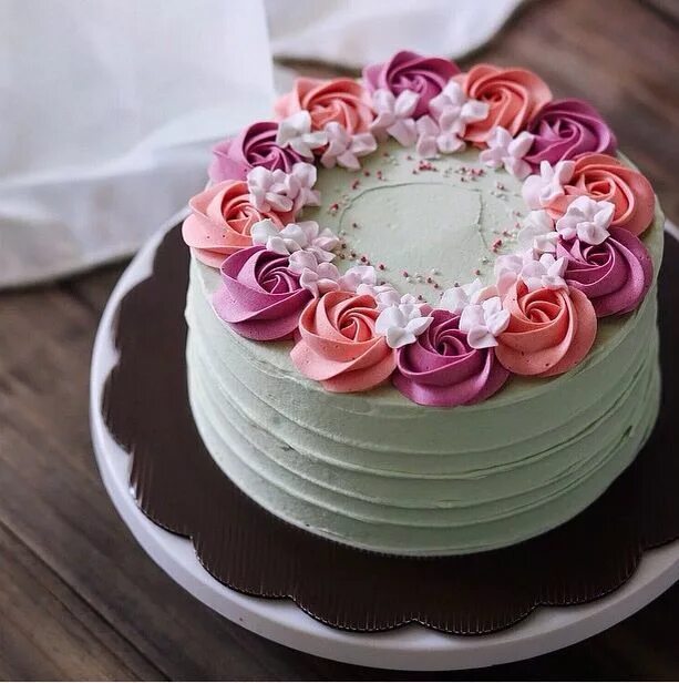 Простое красивое оформление торта Aghhhh love! Cake decorating designs, Cake decorating, Buttercream cake