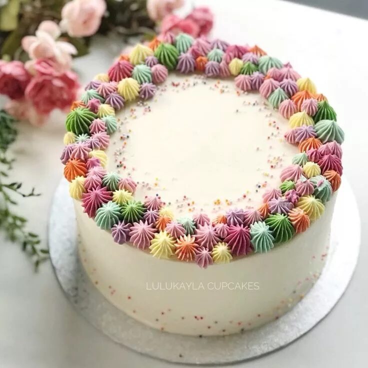 Простое красивое оформление торта @lulukaylacupcake on Instagram: "#cakes #cake #corallk #buttercreamcake #coral #