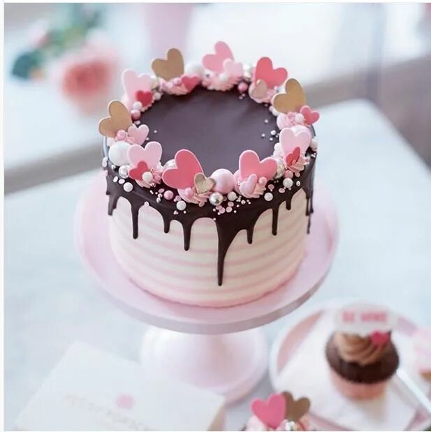 Простое оформление торта для девочки Awesome round cake for Valentine's Day in buttercream. Creative cakes, Cake serv