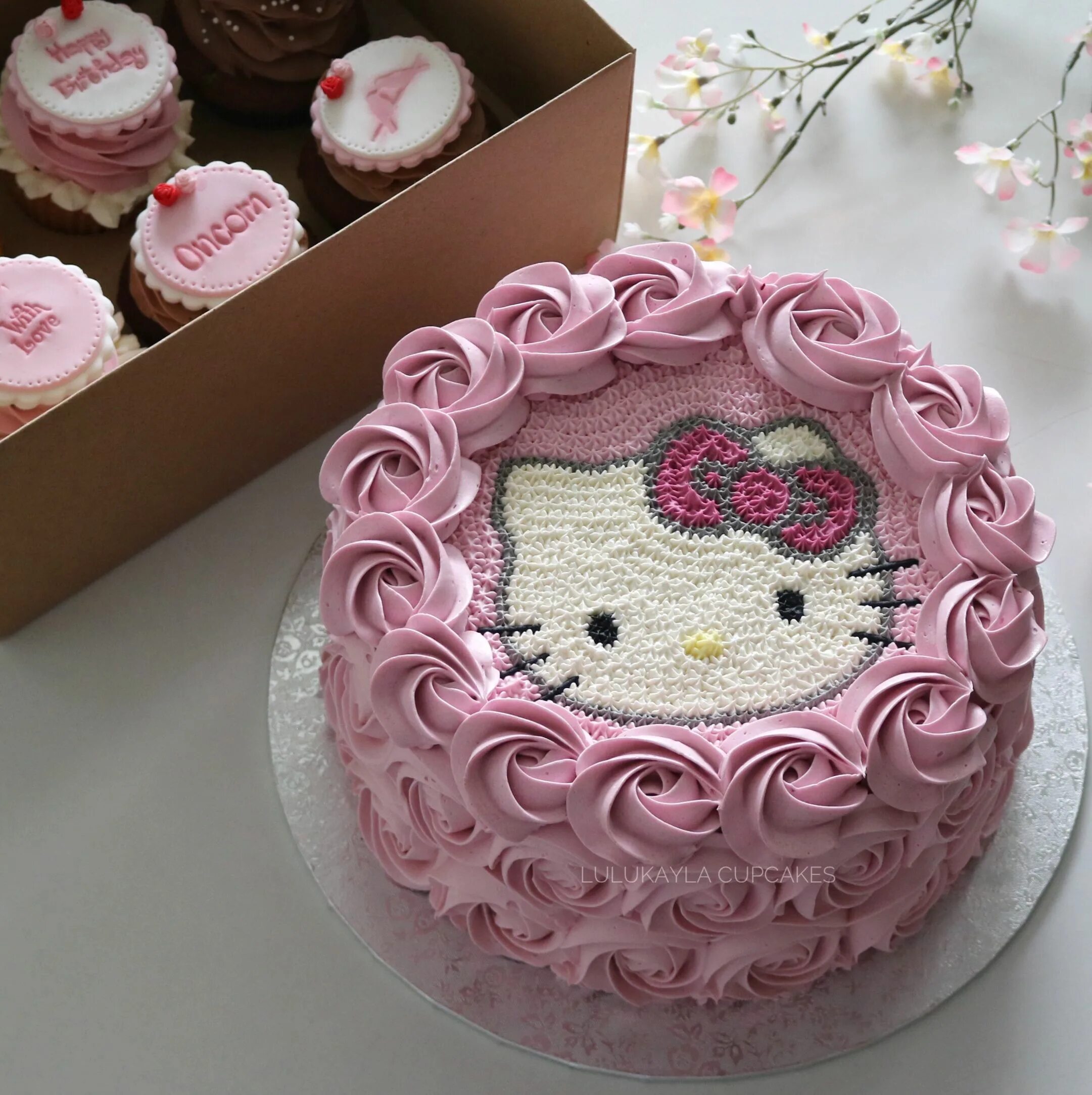 Простое оформление торта для девочки Adorable Hello Kitty Birthday Cake