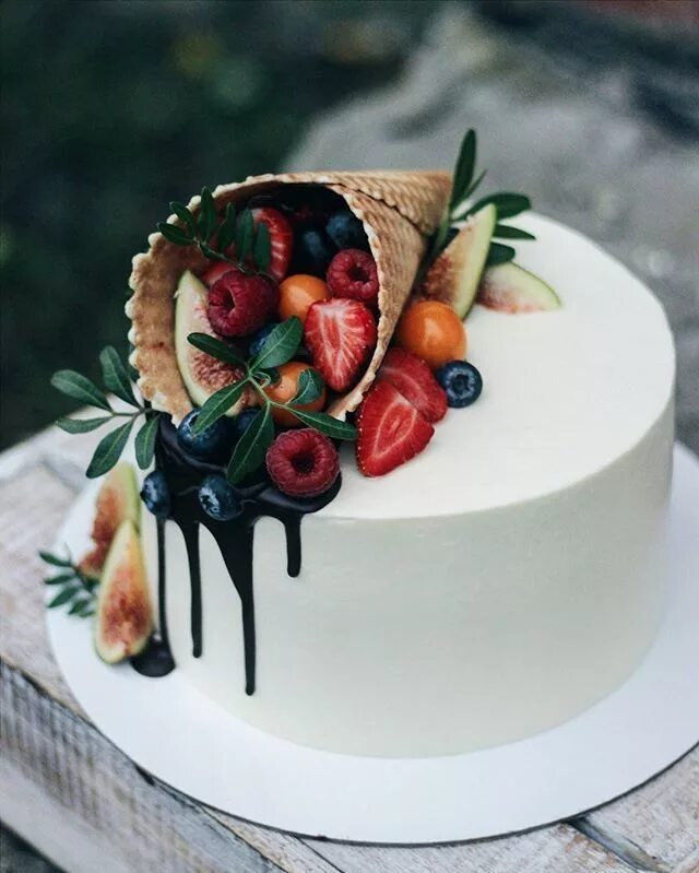 Простое оформление торта на день рождения Pin by ☾ ValleySun ✯ on Dolci Cake, Desserts, Drip cakes