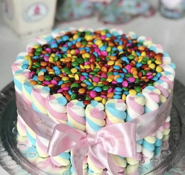 Простое оформление торта на день рождения Bolo com marshmallow e confete! Candy birthday cakes, Candy cakes, Cupcake cakes