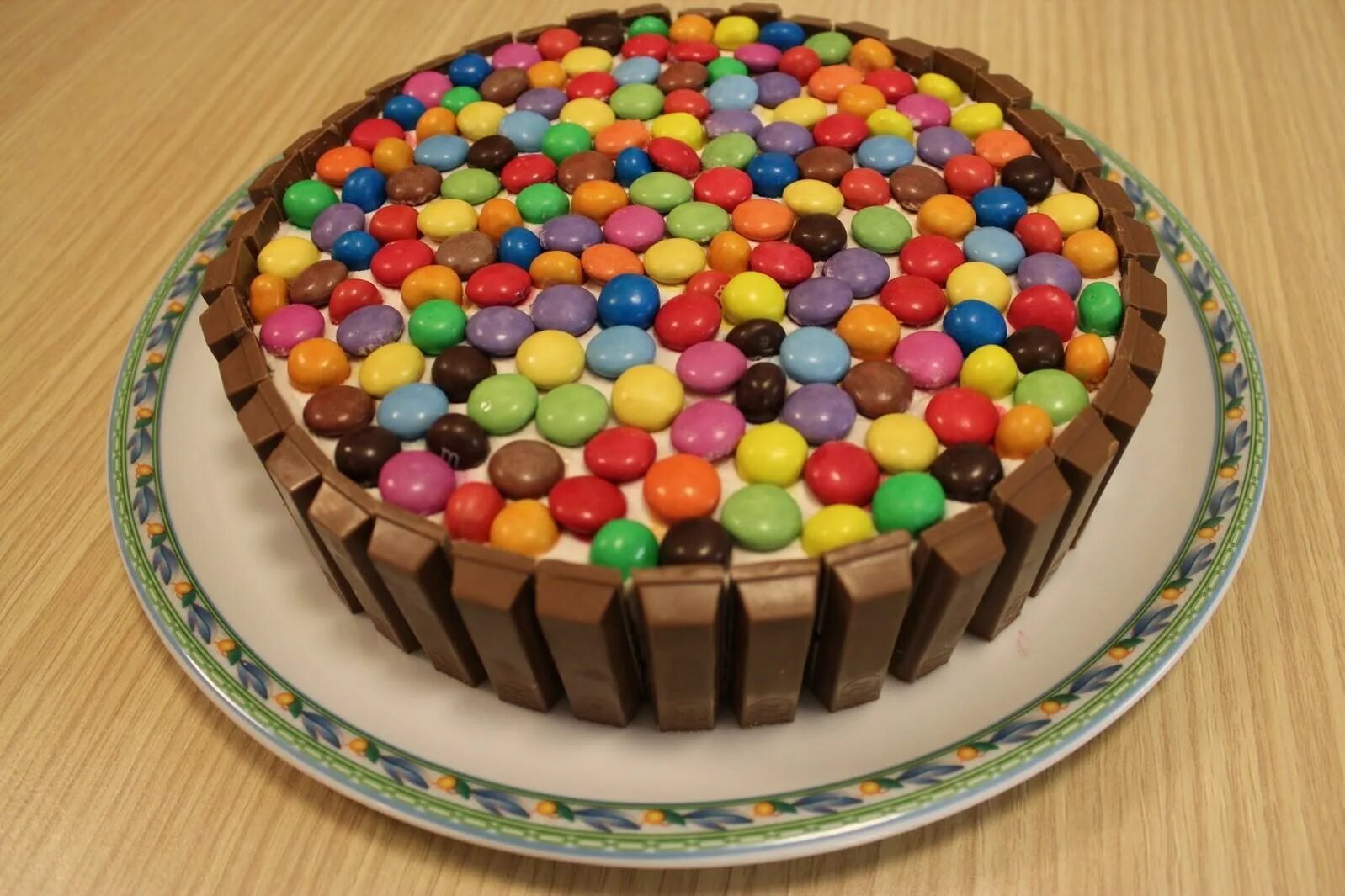 Простой декор для детского торта Torta kit kat e m&m's - (4.2/5)