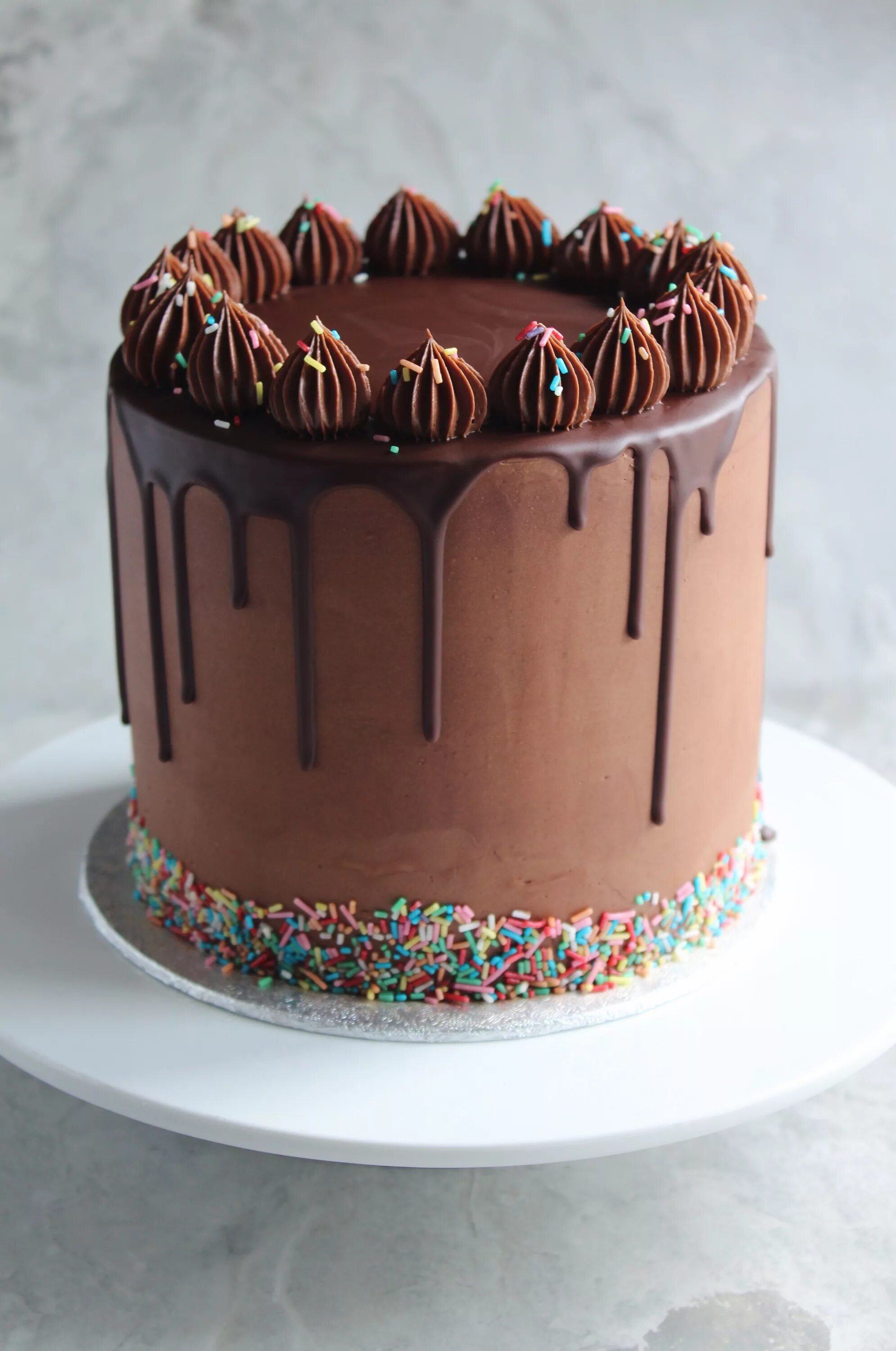 Простой декор шоколадного торта Chocolate birthday cake with sprinkles Kuchen und torten rezepte, Kuchen und tor