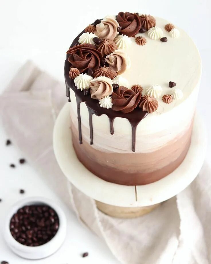 Простой декор торта Pin on Tortas bonitas Chocolate cake decoration, Cake toppings, Cake