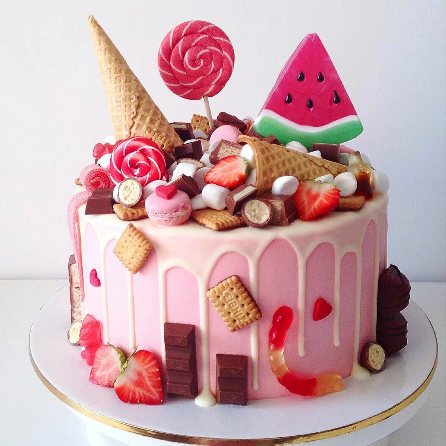 Awesome round cake for Valentine's Day in buttercream. Creative cakes, Cake serv