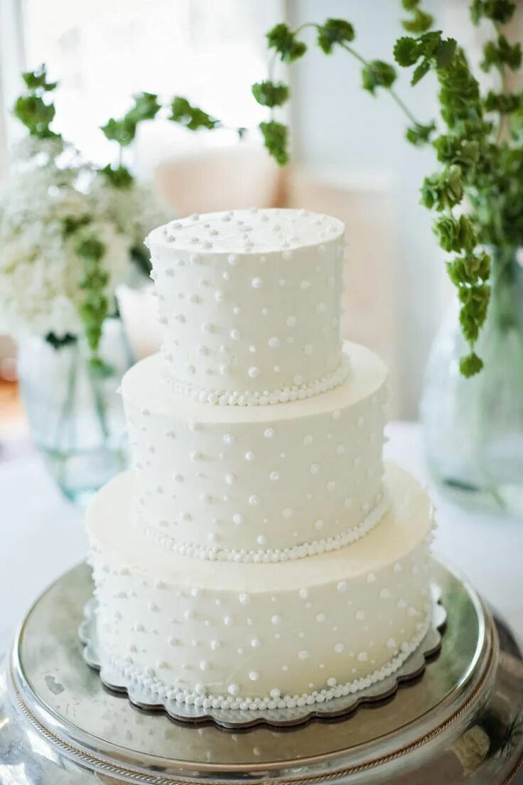 Простой декор торта на свадьбу Swiss Dot Wedding Cake Traditional white wedding cakes are anything but boring, 