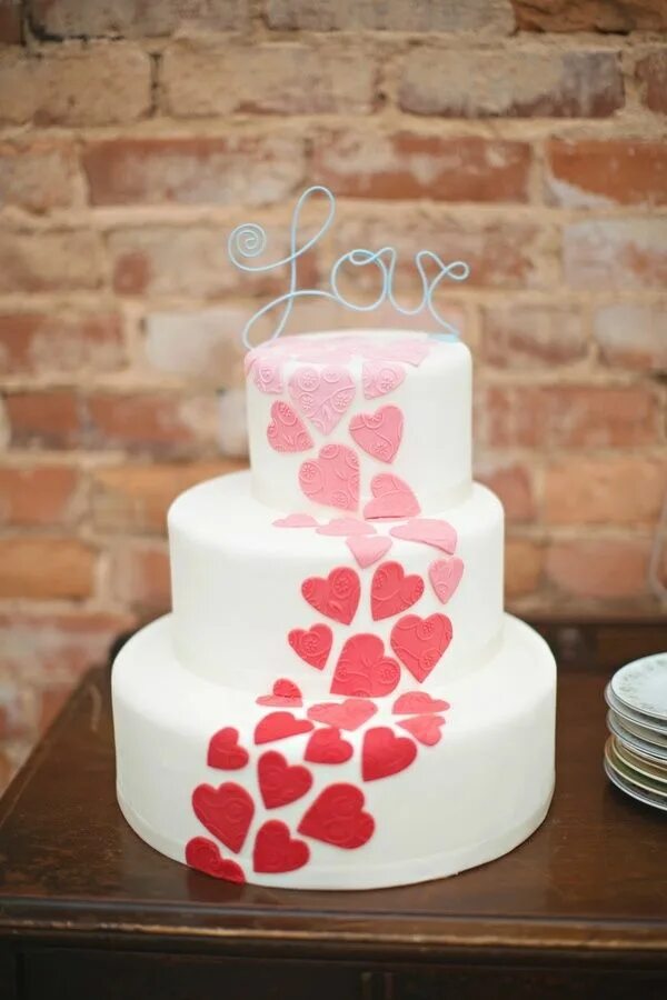 Простой декор торта на свадьбу 10 Reasons why a Valentine's day wedding is an awesome idea Wedding Cakes Heart 