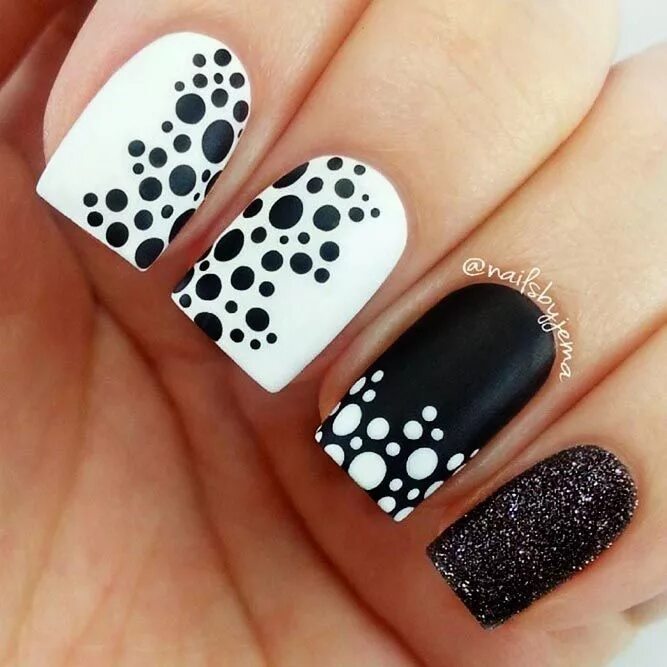 Простой дизайн ногтей Black Nails Designs Inspired by Notable Runway Moments Dot nail art designs, Dot