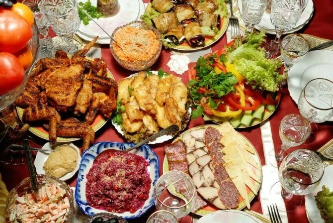 Простой фото стола с блюдами Bayram kunlari vazn to‘plamaslik uchun nima qilish kerak? - Daryo Yangiliklari