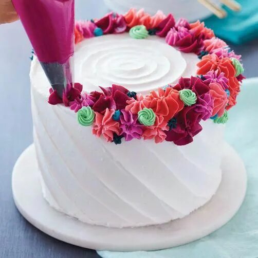 Простой красивый декор торта Bright Flower Ring Cake #cakedecoratingtips Savoury cake, Cake decorating, Hazel