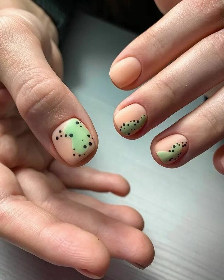 Простой маникюр на короткие Pin auf uñas fantasía ,) in 2024 Nagellack, Nägel, Lack