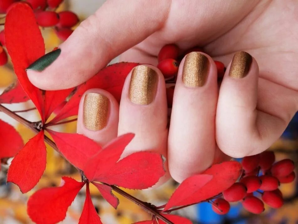 Простой маникюр на осень 2024 Autumn manicure: the design of nails with a maple leaf. Ideas of autumn manicure