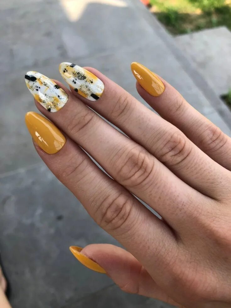 Простой осенний маникюр на миндаль Acrylic Fall Nails in 2024 Yellow nails design, Yellow nail art, Yellow nails