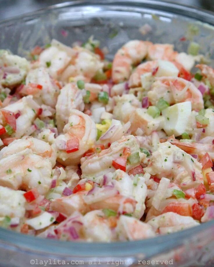 Простой салат с креветками фото Ensalada de camarón con mayonesa de cilantro Shrimp salad recipes, Salad recipes