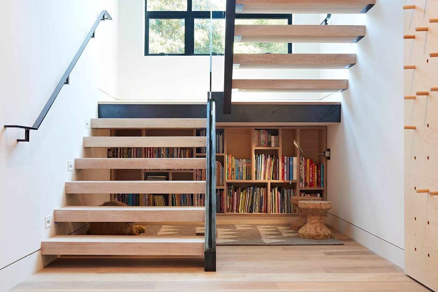 Пространство под лестницей в частном доме фото Photo 10 of 18 in 18 Smart and Surprising Under-Stair Storage Solutions from Tho