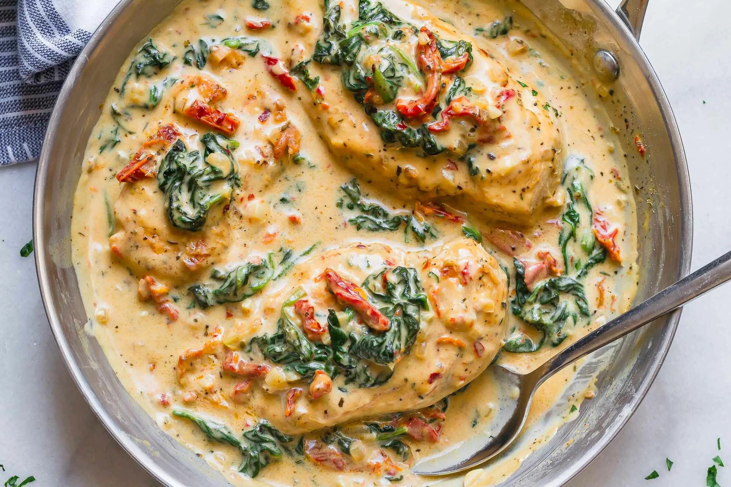 Простые блюда на ужин фото Chicken with Spinach in Creamy Parmesan Sauce Creamy chicken recipes, Spinach st