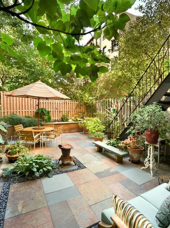 Простые дворы частных домов фото love the mixed slate blocks Small backyard landscaping, Small backyard patio, Ba