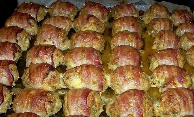 Простые фото рецепты в духовке vagy ha pontosak akarunk lenni: baconbe csavart húspogácsák. Nagyszerű étel akár