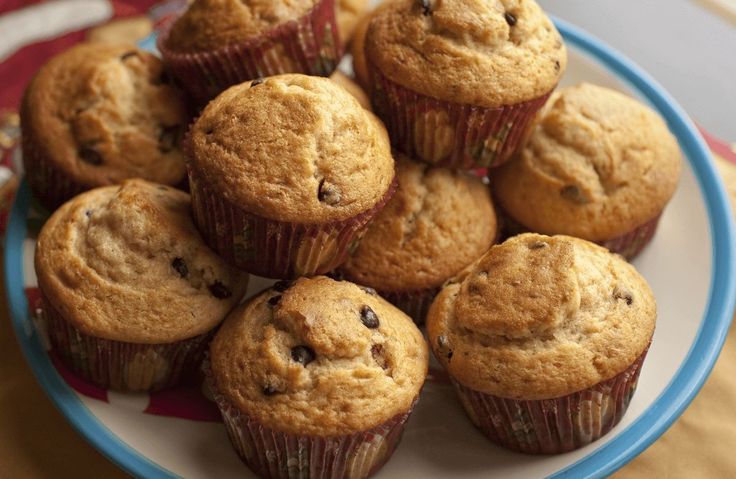 Простые и вкусные маффины фото рецепты Chocolate Chip Bran Muffins Recipe Recipe Food, Bran muffin recipes, Basic muffi