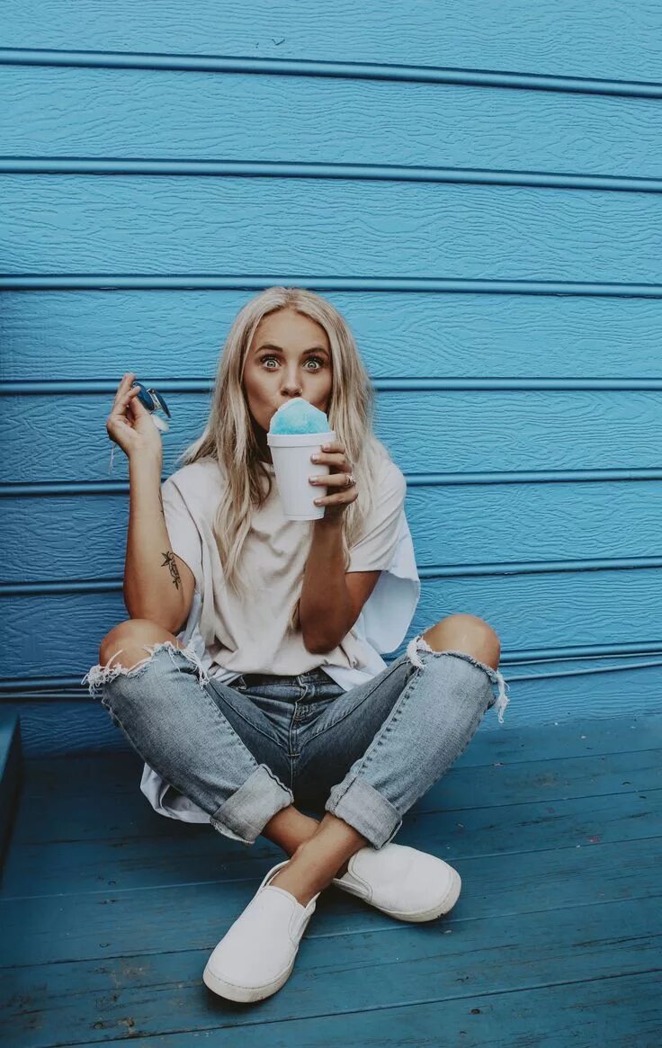 Простые идеи для фото девушки rip in the knee jeans + snow cone + summer Pinterest photography, Tumblr photogr