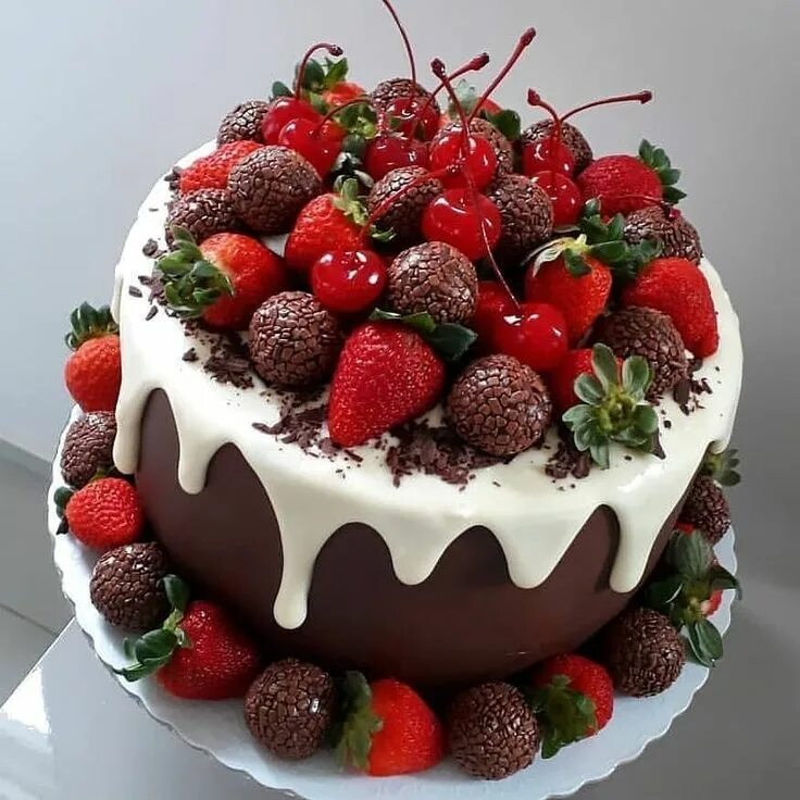 Простые красивые торты фото A imagem pode conter: fruta e comida Bolo delicioso, Bolo chocolate com morango,