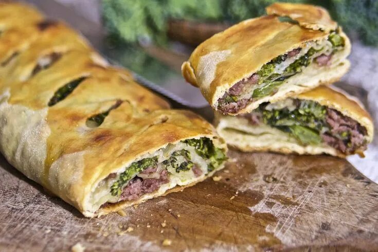 Простые немецкие рецепты с фото Strudel salato broccoli, olive e carne tritata Turnover recipes, Food recipes, I