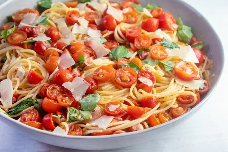 Простые рецепты итальянской кухни с фото Marinated Cherry Tomato Pasta Recipe Cherry tomato pasta, Vegan dinner recipes, 