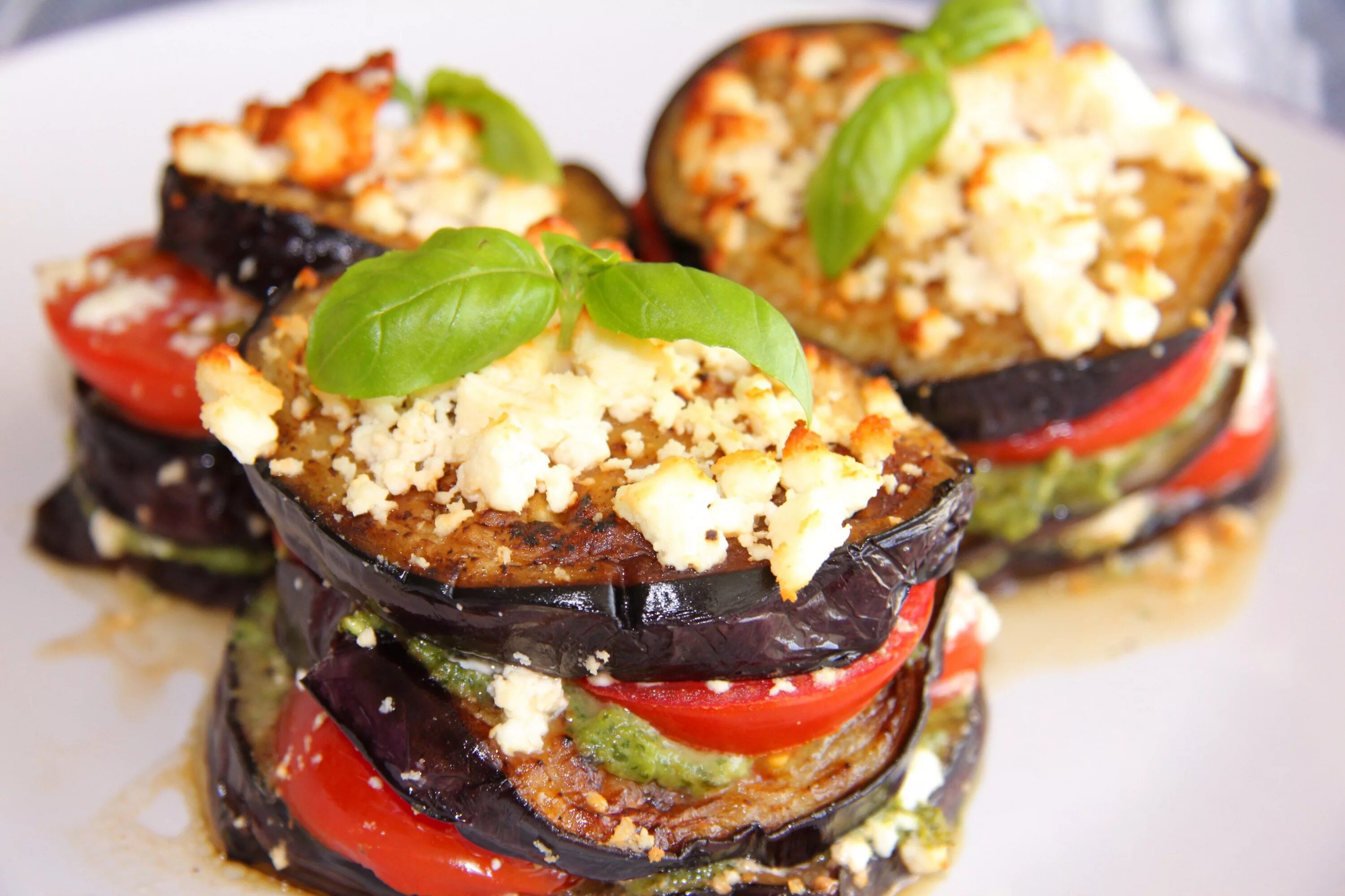 Простые рецепты с баклажанами с фото Grilled Eggplant Stacks with Tomato Basil Pesto and Feta