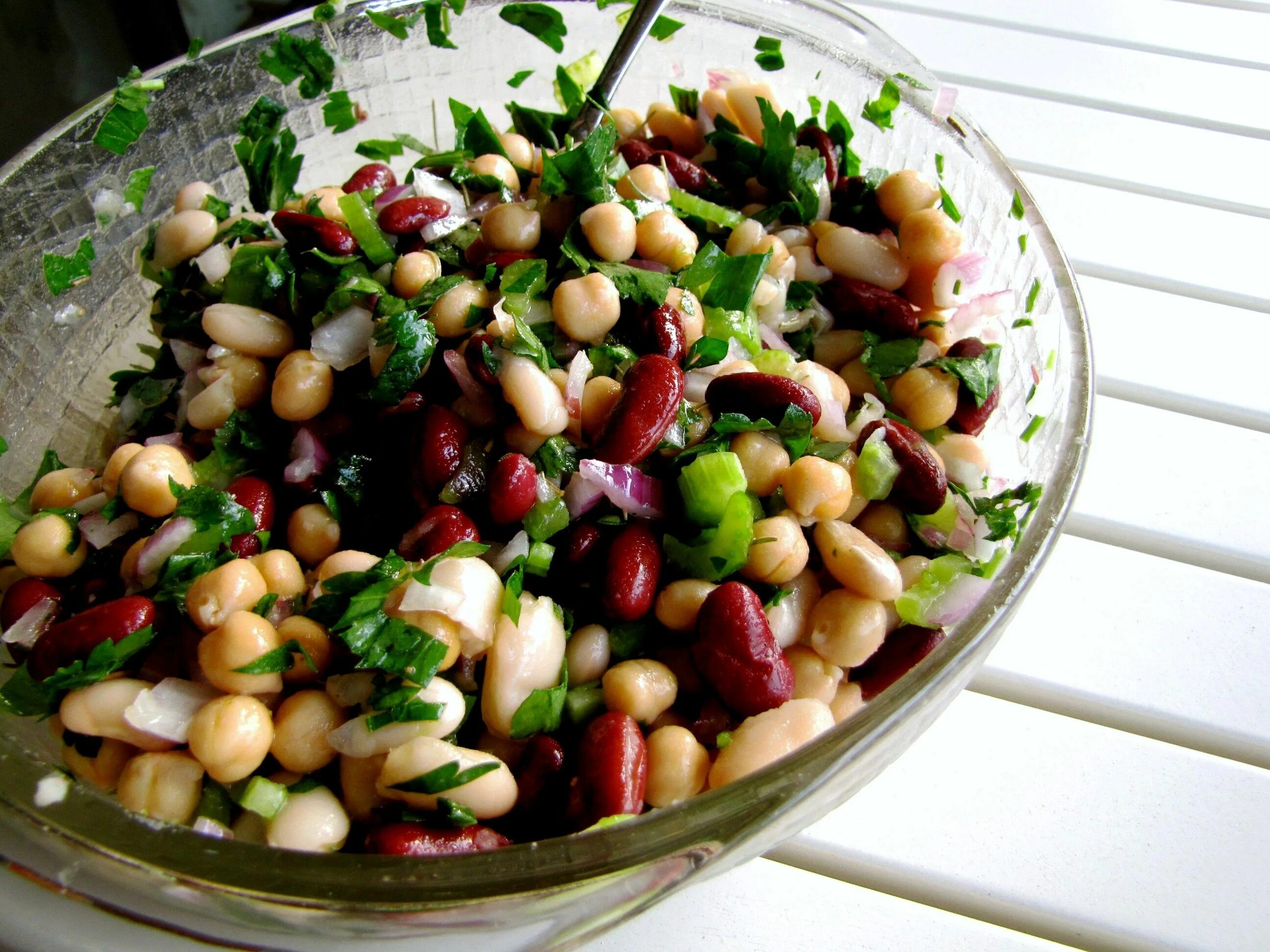 Простые рецепты с фасолью фото Tuscan Mixed Kidney Bean & Chickpea Salad with Chopped Fresh Parsley & Rosemary 