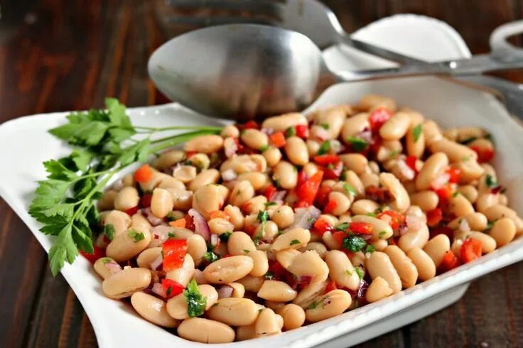 Простые рецепты с фасолью фото Served chilled or at room temperature, this Summery White Bean Salad is great to