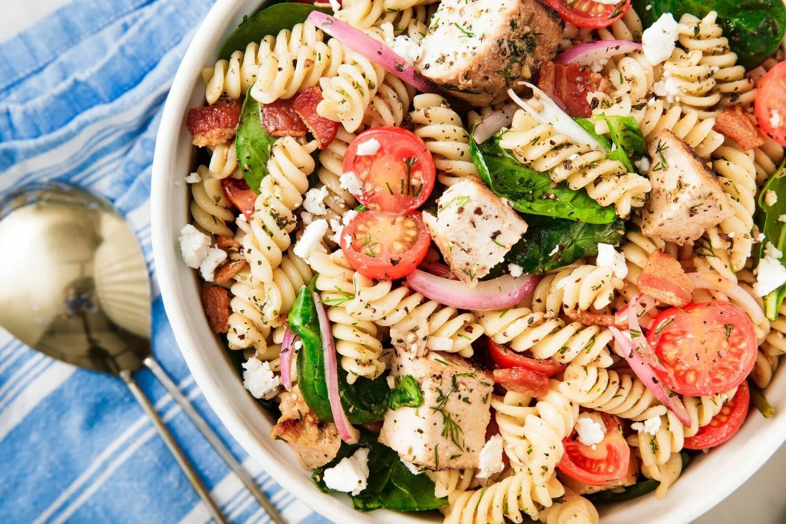 Простые рецепты с макаронами с фото This Chicken Pasta Salad Is Loaded With All The Fresh Veggies (& Bacon!) Recipe 