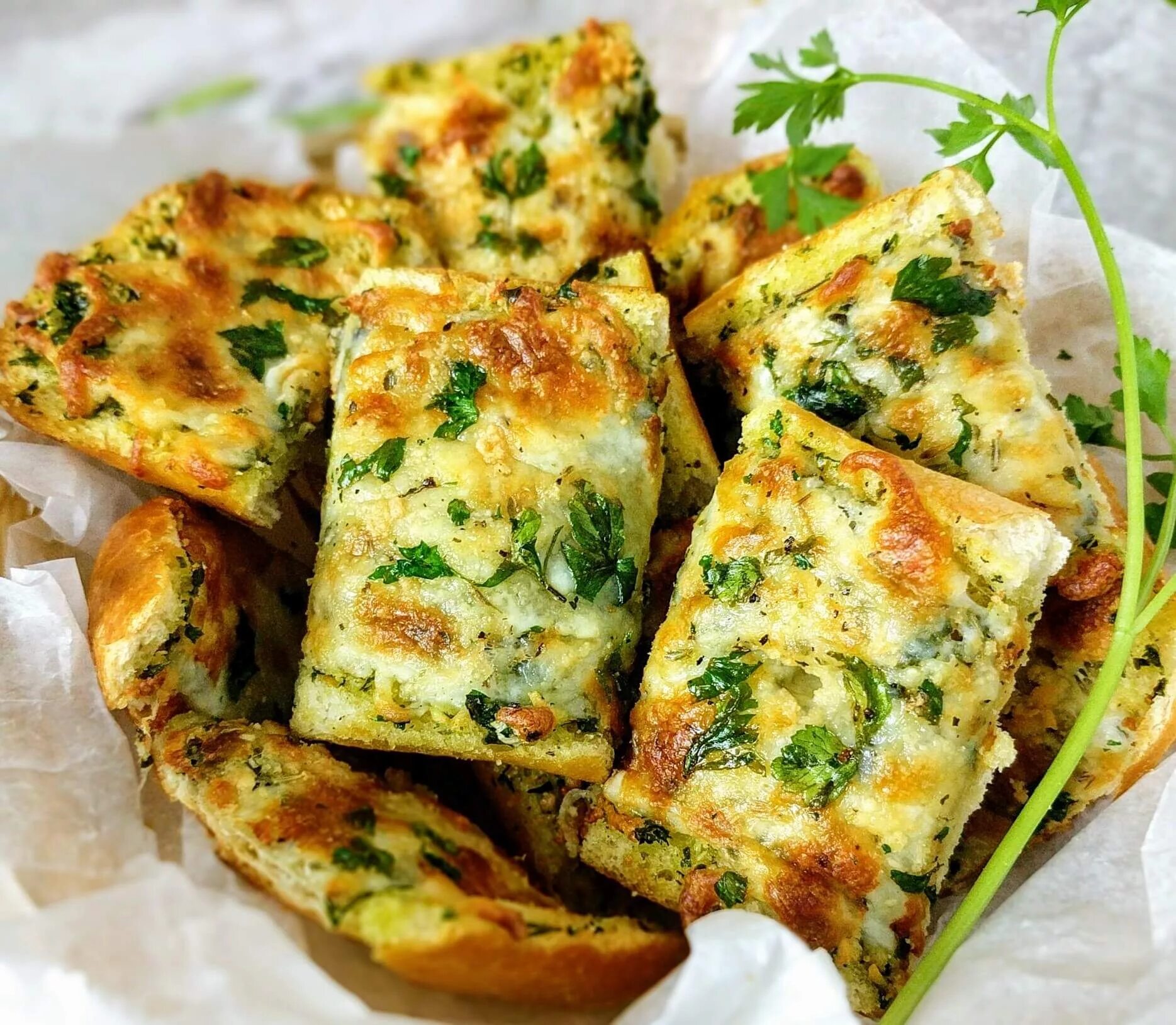 Простые рецепты с сыром и фото Cheese Garlic Bread Recipe - VegeCravings Recipe Garlic bread recipe, Garlic che