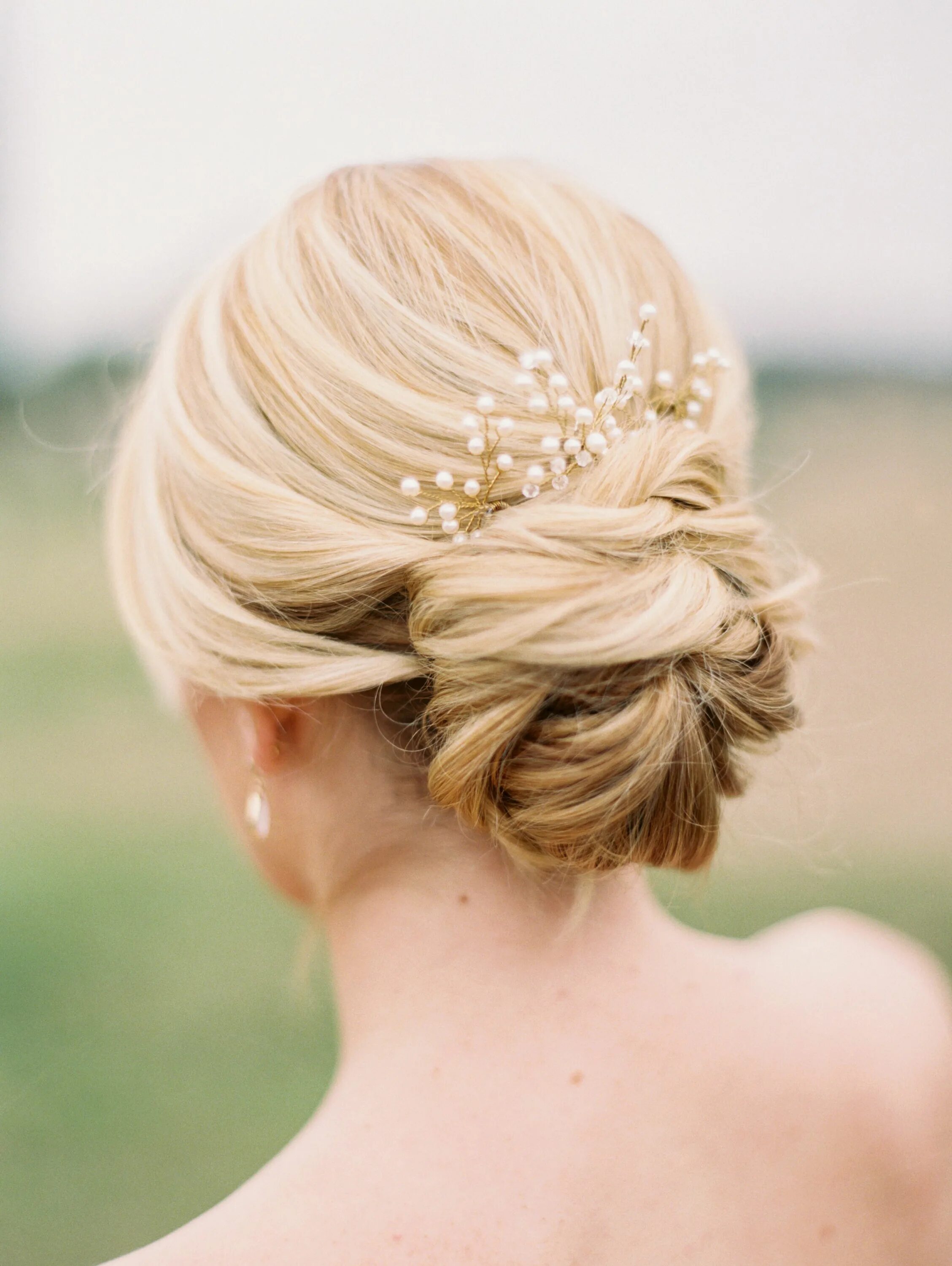 Простые свадебные прически на средние волосы Whimsical Spring Wedding Inspiration Wedding hairstyles, Hair styles, Bridal hai