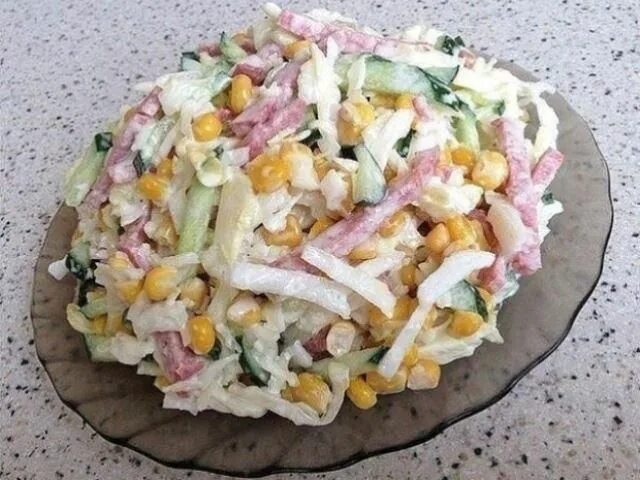 Простые вкусные салатики фото Изумительный салат с капустой, огурцами и копченной колбасой оценят все! Кулинар