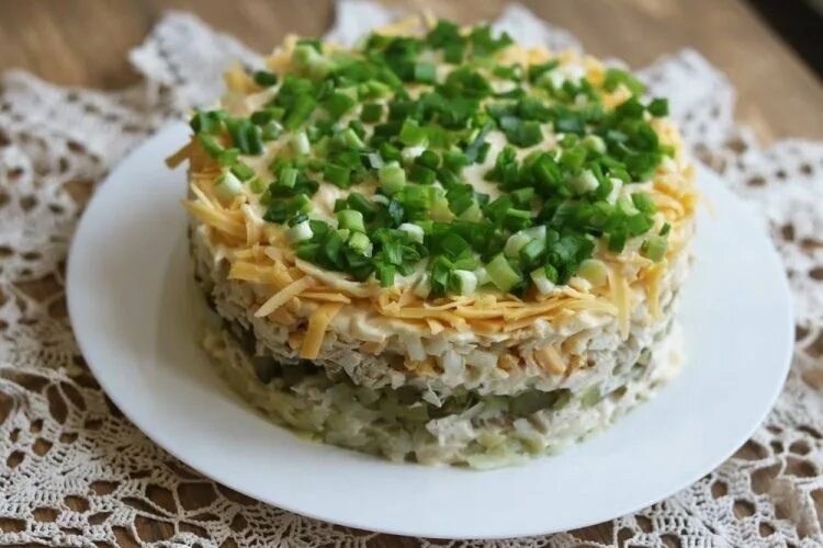 Простые вкусные салаты фото 12 слоеных салатов с копченой курицей для тех, кто любит вкусно поесть