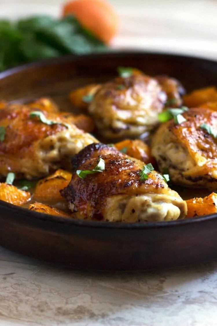 Простые вторые блюда фото Flavorful Apricot Baked Chicken with a Surprise Herb Topping