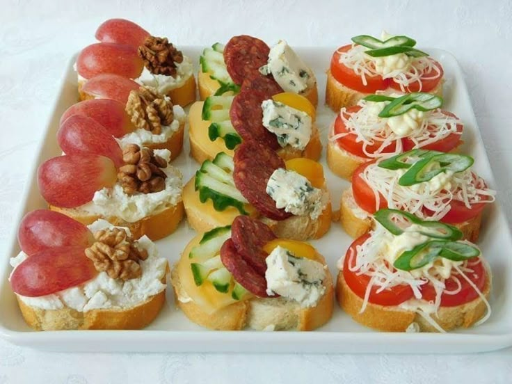 Простые закуски на стол фото Pin on aperitive festive Buffet food, Yummy food, Party food appetizers