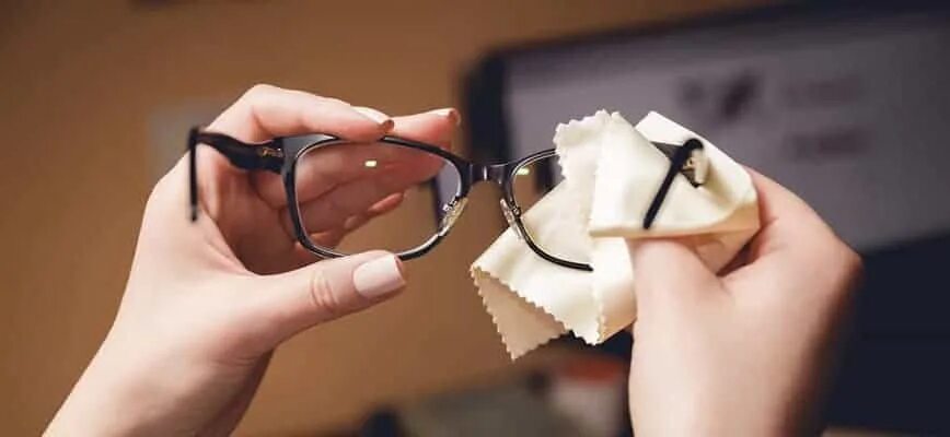 Протирают очки фото Caring For Your Glasses Glasses On Spec